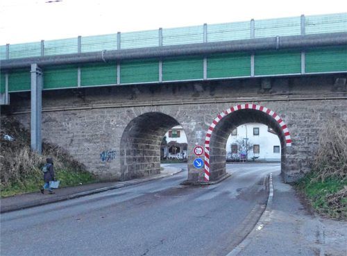 Die Straßenunterführung ist derzeit aufgrund der Enge gefährlich für Fußgänger und Radfahrer. Diese bekommen daher östlich davon eine eigene Unterführung. Foto Schubert