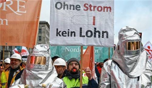 Die Teilnehmer einer Kundgebung demonstrieren vor dem Finanzministerium mit dem Plakat „Ohne Strom kein Lohn“ für einen Brückenstrompreis. Foto dpa