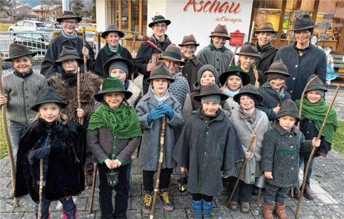 Die Trachtenkinder gehen bei anbrechender Dunkelheit von Haus zu Haus und besuchen unter anderem die Tourist-Info Aschau. Foto H. Reiter