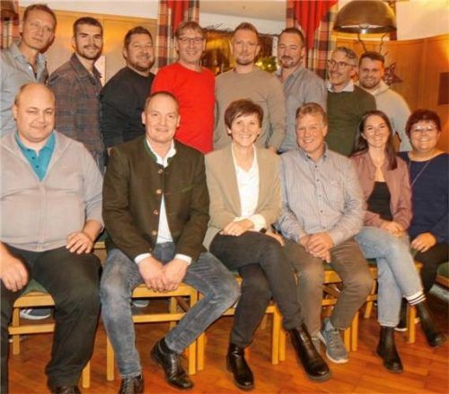 Die UBL-Kandidaten: (von links, vorne) Andreas Dunstmair, Martin Reichtalhammer, Alexandra Schindler, Sepp Burggraf, Monika Reisner und Katja Neudecker sowie (von links, hinten) Mario Lippacher, Severin Kaiser, Sebastian Schwoshuber, Manfred Auer, Tobias Knipping, Andreas Schwoshuber, Günther Abel und Stefan Freutsmiedl.Foto gillitz