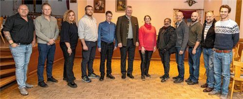 Die UWR-Kandidaten: (von links) Jürgen Zott, Andreas Lederwascher, Simone Tischer, Rupert Riedl, Fabian Tretter, Manfred Reithmeier, Sophia Schuster, Salim Bicer, Magnus Steinmüller, Michael Stinauer, Stefan Lechbauer, Daniel Riedl. Foto kirchgraber