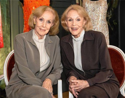 Die verstorbenen Kessler-Zwillinge, Alice (links) und Ellen Kessler, posierten bei einem exklusiven Fototermin nach der Auftaktveranstaltung zu einer Online-Versteigerung ihrer Bühnenoutfits im Gärtnerplatztheater. Foto dpa