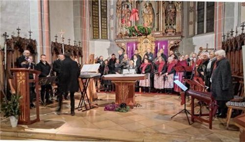 Die vielen Kerzen entlang des Mittelgangs tauchten die Pfarrkirche St. Laurentius in eine feierliche Atmosphäre, während der Altarraum eine hell erleuchtete Bühne für die Sänger und Musikanten bot. Foto Emmy Künzner-Hingerl