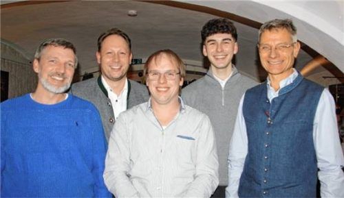 Die vorderen Listenplätze der Chieminger Liste belegen: (von links) Michael Reupert, Johannes Komm, Simon Billinger, Christoph Siglreitmaier und Alois Ortner. Foto Zandl