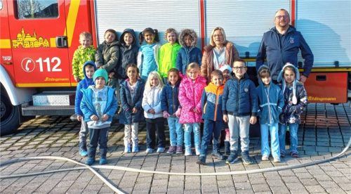 Die Vorschulkinder der Kita Kunterbunt waren begeistert, als ihnen die Feuerwehr einen Besuch abstattete. Foto  Privat