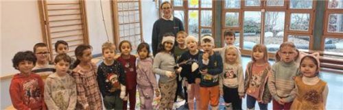 Die Vorschulkinder waren mit Eifer bei der Sache, als ihnen Hannelore Linka Tipps für den Notfall gab.Foto  Privat