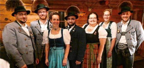 Die Vorstandschaft des GTEV „Dö Koasawinkla“ Reit im Winkl: (von links) Vorsitzender Christoph Bauer, seine Stellvertreter Dominik Landenhammer, Franziska Hauser und Jonas Karg, Schriftführerin Irmi Bauhofer, Kassierin Verena Mühlberger und Vorplattler Leonhard Hanrieder. Foto hauser