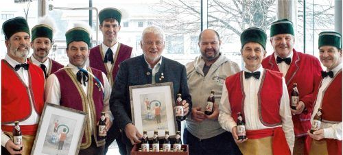 Die Wasserburger Schäffler (in den hellroten Westen) und die Haager Schäffler bei der Bierprobe (von links): Werner Neuner, Christoph Singer, Sepp Herzog, Michael Thum, Brauerei-Geschäftsführer Georg Lettl, Aufsichtsratsvorsitzender Josef Andres, Heinrich Asböck, Sepp Mayrhofer und Wolf Poertzler.Foto Günster