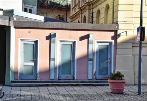 Die WC-Anlage an der Königstraße ist in einem äußerst schlechten Zustand. Es soll geprüft werden, inwieweit sie noch ertüchtigt werden kann.