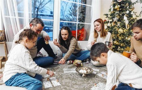 Die Weihnachtstage eignen sich wunderbar, um gemeinsam und ganz analog zu spielen. Foto Getty Images/iStockphoto