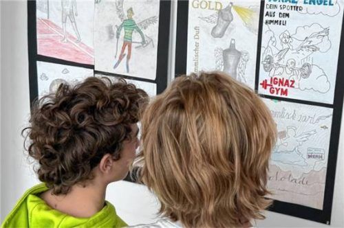 Die Werke der Schüler des Ignaz-Günther-Gymnasiums hängen jetzt in der Rosenheimer Volkshochschule. Foto re