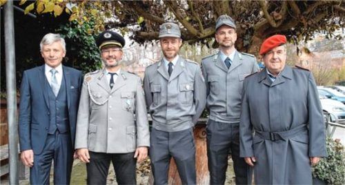 Die wiedergewählte Vorstandschaft mit (von links) Wahlleiter Zweiter Bürgermeister Andreas Maierhofer, Vorsitzender Christoph Soyer, stellvertretender Vorsitzender Thomas Jobst, Schriftführer Sebastian Feser und Kassier Franz Schiller. Foto wagner