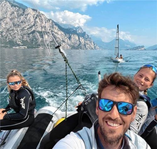 Die Zwillinge Marie und Antonia Schwarz mit Trainer Poldo Fricke.Foto Privat