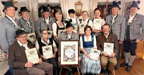 Diese Griabinga wurden geehrt: (sitzend von links) Martin Blimetsrieder, Therese Stein, Rudi Angermaier, Dorothea Pertl, Franz Pfaffinger und (stehend von links) Michael Stein (Zweiter Vorstand), Heinz Scheck, Josef Stangl, Katharina Hendlmeier, Rosi Scheck, Monika Kaupert, Irmi Dangl, Peter Schönleber und Claus Reiter (Erster Vorstand). Fotos H.Reiter