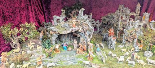 Diese Kieferer Krippe zeigt eine detailreiche Krippenlandschaft mit Figuren und Gebäuden. Foto Hoffmann