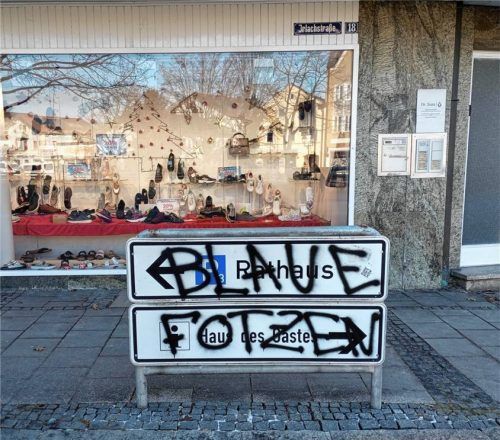 Diese Schmiererei im Bad Aiblinger Stadtzentrum richtet sich wohl gegen die Fans des TSV 1860 München. Fotos Weinzierl