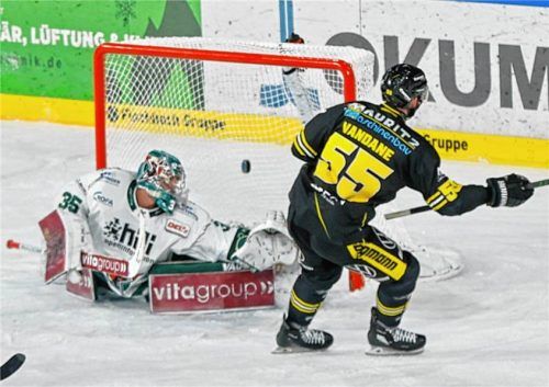 Diesmal keine Chance für Autio: Davis Vandane netzte schön freigespielt zum 3:3 kurz vor der zweiten Drittelpause ein.