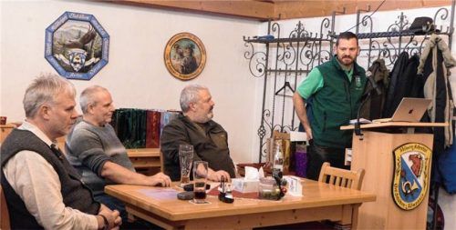 Drei Schützenmeister hat die Abteilung Sportschützen in der Gebirgsschützenkompanie Wössen/Achental. Es sind (von links) Erwin Losert, Konrad Loider und Alex Meder. Gauschützenmeister Andi Wimmer lobte: „Ihr seid ein starker Teil unseres Schützengaus.“ Foto  flug