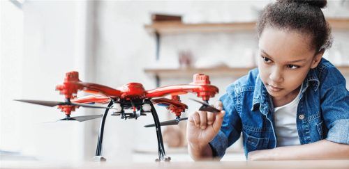Drohnen für Kinder: Einige wichtige Angaben muss man beim beliebten Weihnachtsgeschenk beachten. Foto adobestock