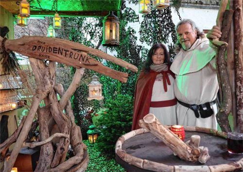 Druidentrunk gefällig? Liebevoll gestaltete Stände gehören auf der Fraueninsel dazu.