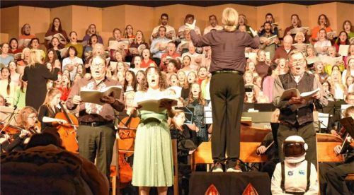 Durch die jugendlichen Sänger im Chor gewann die Botschaft der „Schöpfung“ noch einmal zusätzliche Aktualität. Im Vordergrund die Solisten Markus Herzog, Yvonne Steiner und Franz Hawlata sowie Dirigent Andreas Penninger. Foto re