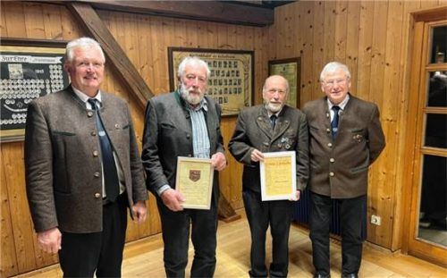 Ehre, wem Ehre gebührt: (von links) Vorsitzender Johannes Hartig gratulierte Michael Millauer, seit 50 Jahren im Verein, und dem neuen Ehrenmitglied Fritz Berninger. Rechts: Zweiter Vorsitzender Peter Heinke. Foto re