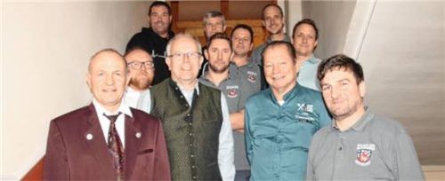 Ehrende und Geehrte: (hinten, von links) Bernhard Bibinger, Josef Heindl, Schriftführer Martin Bauer, Stefan Swoboda und Sebastian Maierbacher sowie (Mitte, von links) Werner Spielvogel, Josef Schneider, Michael Bauer und Christian Grainer mit (vorne, von links) Zweitem Vorsitzenden Peter Reithmaier und Kassier Sepp Sterr.Foto wittmann