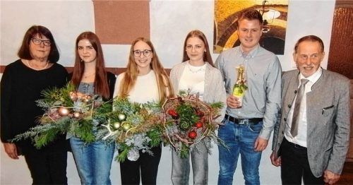 Ehrende und Geehrte: (von links) Zweite Bürgermeisterin Anneliese Schaber, Noemi Dudat, Franziska und Sophia Kurz, Julian Schmid und Bürgermeister Sebastian Winkler. Foto jaensch