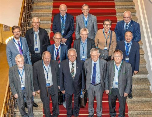 Ehrung im Bayerischen Landtag: die Mitglieder des Mühldorfer Vereins „Für das Erinnern“ zusammen mit Karl Freller, Direktor der Bayerischen Gedenkstättenstiftung: Ludwig Zollnierz, Dr. Erhard Bosch, Vorsitzender Franz Langstein, Stiftungsdirektor Karl Freller, Stefan Schalk (erste Reihe von links); Markus Honervogt, Karl Hofschaller, Edwin Hamberger, Dr. Reinhard Wanka, Clothilde Wimmer, Heinrich Baumert (zweite Reihe von links), Günter Schodlok, Dr. Hans Dworzak, Andreas Bialas (oberste Reihe von links). Foto Heine