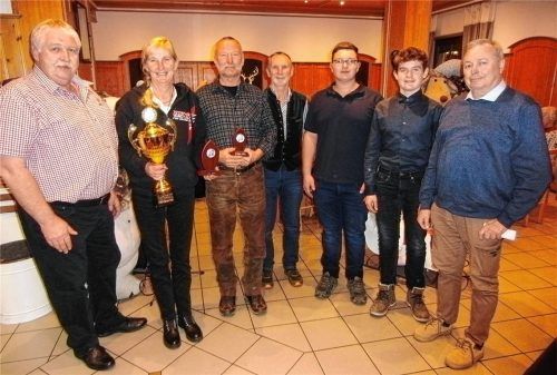 Ehrung zum Clubmeister Motorrad beim Neumarkter Automobilclub: (von links) Vorsitzender Robert Hager, Siegerin Barbara Graßl, Walter Nixdorf, Rudi Märkl, Sebastian Loibl, Alex Quaiser und Motorradreferent Herbert Binder.Foto .Jaensch