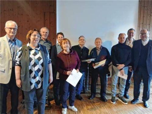 Ehrungen bei der Kolpingsfamilie: (von links) Nikolaus Heckl vom Leitungsteam, Birgit Haserer, Helmut Hausberger, Ingrid Irgmeier, Luise Ruhland, Konrad Ruhland, Anton Lindner, Stephan Buchberger vom Leitungsteam, Vizepräses Alfred Stadler und Präses Klaus Vogl.Foto  Ruhland