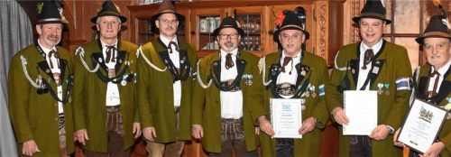 Ehrungen beim Kompanieabend für langjährige und verdiente Gebirgsschützen: (von links) Hauptmann Walter Wons, Hermann Ascher und Johann Maier junior (15 Jahre Kompanie-Zugehörigkeit), Oberleutnant und stellvertretender Hauptmann Mario Wimmer, Josef Lahner (25 Jahre Kompanie-Zugehörigkeit), Franz Heinrich (Verdienstmedaille des Bundes am blauen Band in Bronze) und Johann Weiß (50 Jahre Kompanie-Zugehörigkeit).Foto Stadler
