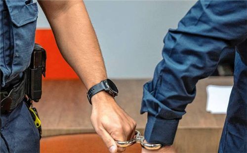 Ein 20-Jähriger ging in einem Gefängnis auf einen Mithäftling mit einer Flex los, jetzt wurde über seine Zukunft in Rosenheim entschieden.Foto DPA