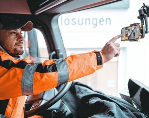 Ein Arbeiter nutzt das digitale Straßenmanagement, das Zeit und Kosten sparen soll. Foto Vialytics GmbH