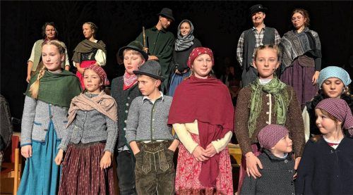 Ein beachtliches schauspielerisches Talent legten die Kinder und Jugendlichen des Trachtenvereins Edelweiß Bad Aibling beim Hirtenspiel an den Tag. Bärbel Merk (hinten, links), die Regie führte, war stolz auf sie. Fotos Kotter