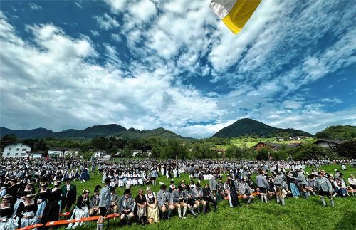 Ein Bild wie gemalt: Der Gottesdienst am Gausonntag in Brannenburg vor dieser wunderbaren Bergkulisse wird allen im Gedächtnis bleiben.Foto thomae