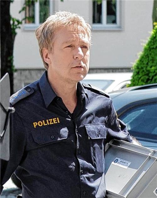 Ein bislang unbekannter Täter hat einen lebensgroßen Aufsteller der Serienfigur Michael Mohr von den „Rosenheim-Cops“ vor einem Rosenheimer Lokal gestohlen. Was wahrscheinlich ein unbedachter Spaß war, hat dennoch Ermittlungen zur Folge. Foto dpa