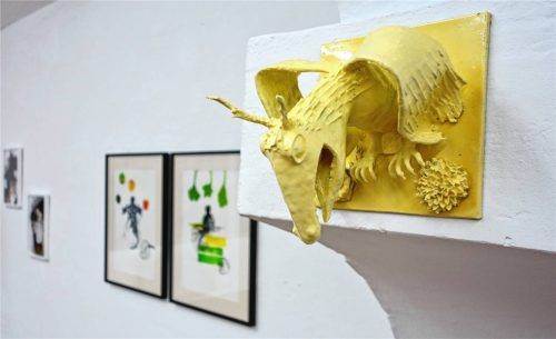 Ein „Gargoyle“ von Andrea Bock scheint aus der Wand zu springen. Links davon zwei Bilder von Almut Wöhrle-Russ („Herbst“). Fotos Friedrich