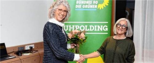 Ein Handschlag auf die Wahl: Helga Mandl (rechts) gratuliert Manuela Wittke zur Bürgermeisterkandidatur. Foto re