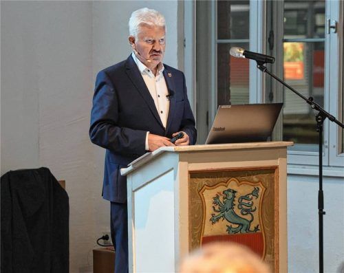 Ein Jahresrückblick auf 83 Folien: Es war die 23. und letzte Bürgerversammlung für den Rathauschef. Bei der Kommunalwahl 2026 tritt Erwin Baumgartner nicht mehr an. Foto  Enzinger