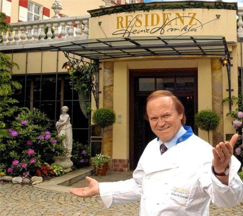 Ein Jahrhundertkoch und sein Erbe: Heinz Winkler vor seiner „Residenz“ in Aschau. Winkler starb am 28. Oktober 2022, seitdem wird gestritten. Foto Residenz Aschau/re