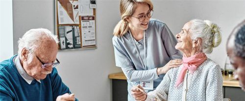 Ein Lächeln schenken und Freude zurückbekommen: Ehrenamt in der Seniorenarbeit.Fotos adobestock