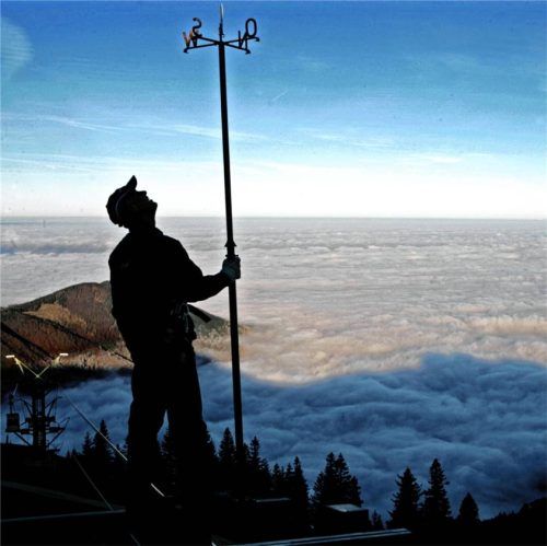 Ein Techniker der Kampenwandbahn kontrolliert auf der Bergstation bei Aschau im Landkreis Rosenheim einen Windmesser der Bahn. Foto dpa