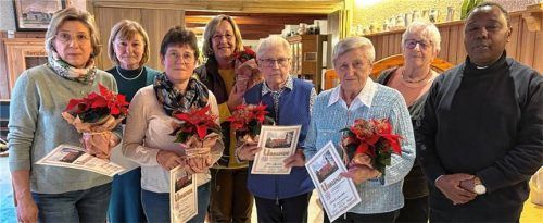 Ein Teil der geehrten Mitglieder: (von links) Ingrid Bauer (25 Jahre), Elisabeth Wagner (25), Waltraud Bauer (25), Ingrid Gerndt (25), Anna Degenbeck (55), Elisabeth Degenbeck (55), Elfriede Forster vom Vorstand und Pfarrvikar Innocent Mkwe.