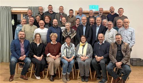 Ein Teil der Kandidaten der WGW, darunter (Zweite Reihe, Fünfter von links) Landratskandidat Alexander Sommer, rechts neben ihm Listenerster und derzeitiger Fraktionssprecher der WGW, Josef Schöberl. Foto Manzinger