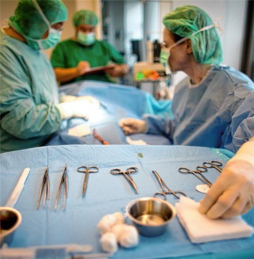 Ein Urologe nimmt in einer Berliner Privatklinik eine Beschneidung an einem zweijährigen Jungen vor. Foto dpa