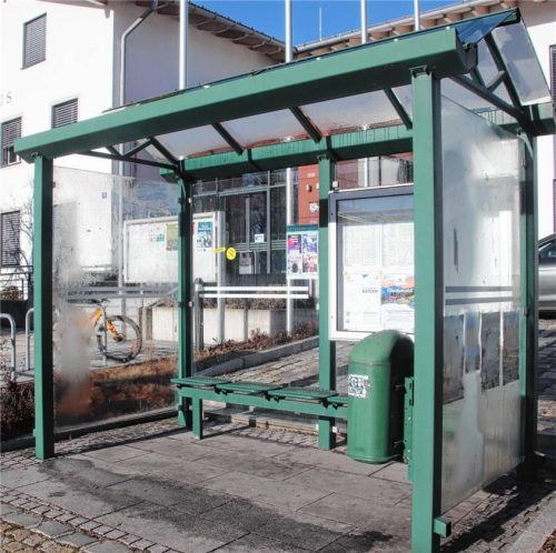 Ein Wartehäuschen, wie es sich vor dem Rathaus befindet, soll auch an der Bushaltestelle an der Josef-Heigenmoser-Straße vor dem Friedhof aufgestellt werden. Der Grund sind die vielen wartenden Schüler, die in die Mittelschule nach Traunstein fahren müssen, weil die Klassenstärken für eine Beschulung in Chieming zu gering waren. Foto zandl