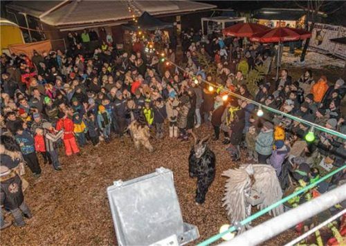Ein wohlig-gruseliges Spektakel präsentieren die Perchten beim Perchtenlauf in der Kastenau am kommenden Samstag, 13. Dezember. Fotos Weiand