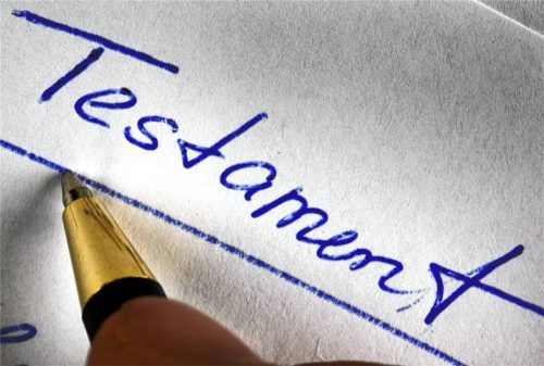 Eine 75-Jährige hatte die Unterschrift ihres Mannes technisch in ein Dokument eingefügt und gab vor, es handele sich dabei um das Testament ihres verstorbenen Mannes. Foto dpa