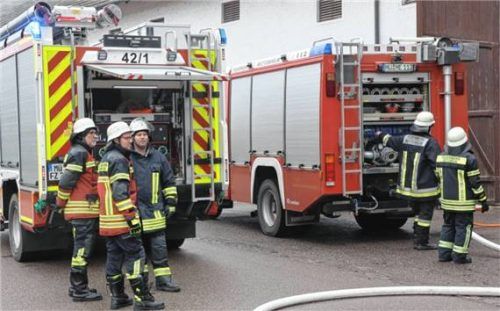 Eine aufmerksame Spaziergängerin hat die Rauchentwicklung bemerkt, sofort wurde ein Notruf abgesetzt. Das frühzeitige Eintreffen der Feuerwehren verhinderte bei dem Brand in der Mettenheimer Ortsmitte Schlimmeres. Foto fib/Eß